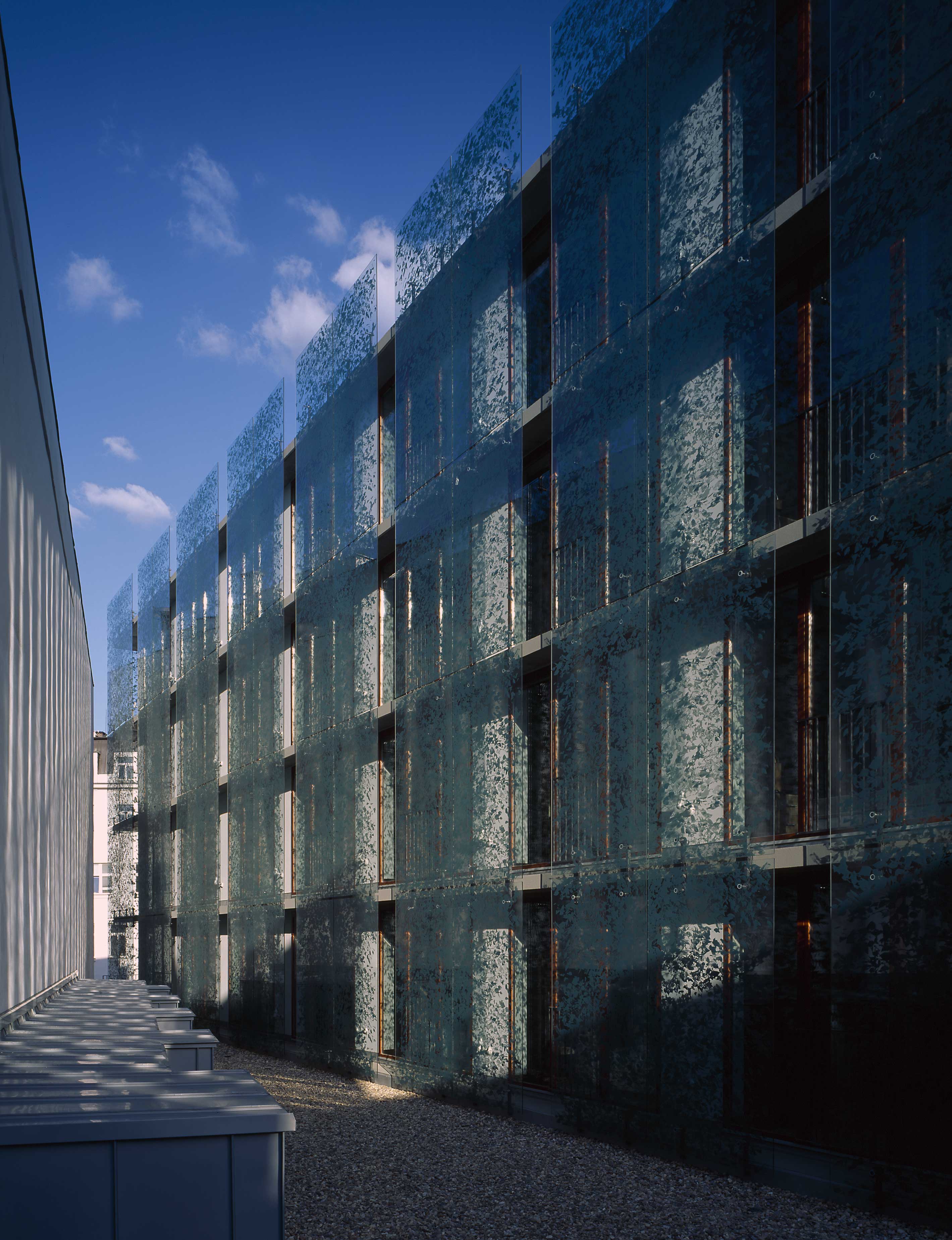 This is caption 1 <a href='#link'>Even with links!</a>