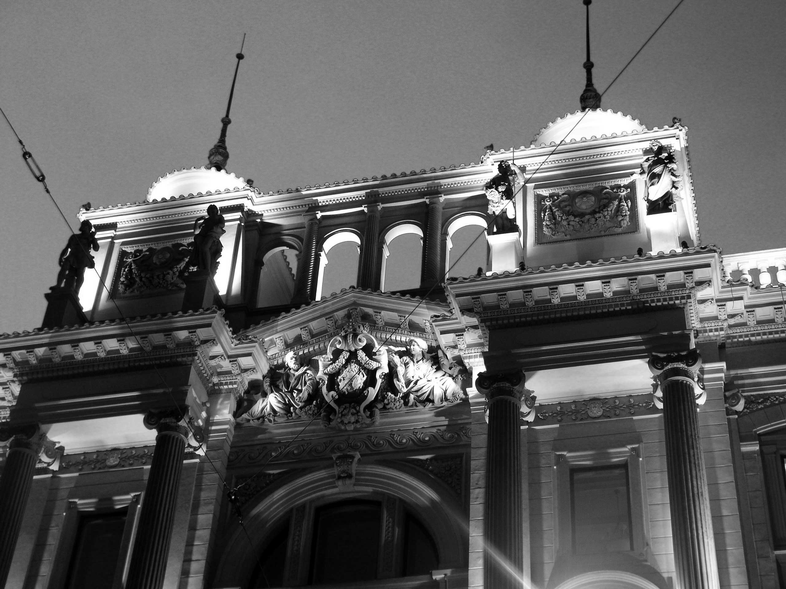 This is caption 1 <a href='#link'>Even with links!</a>