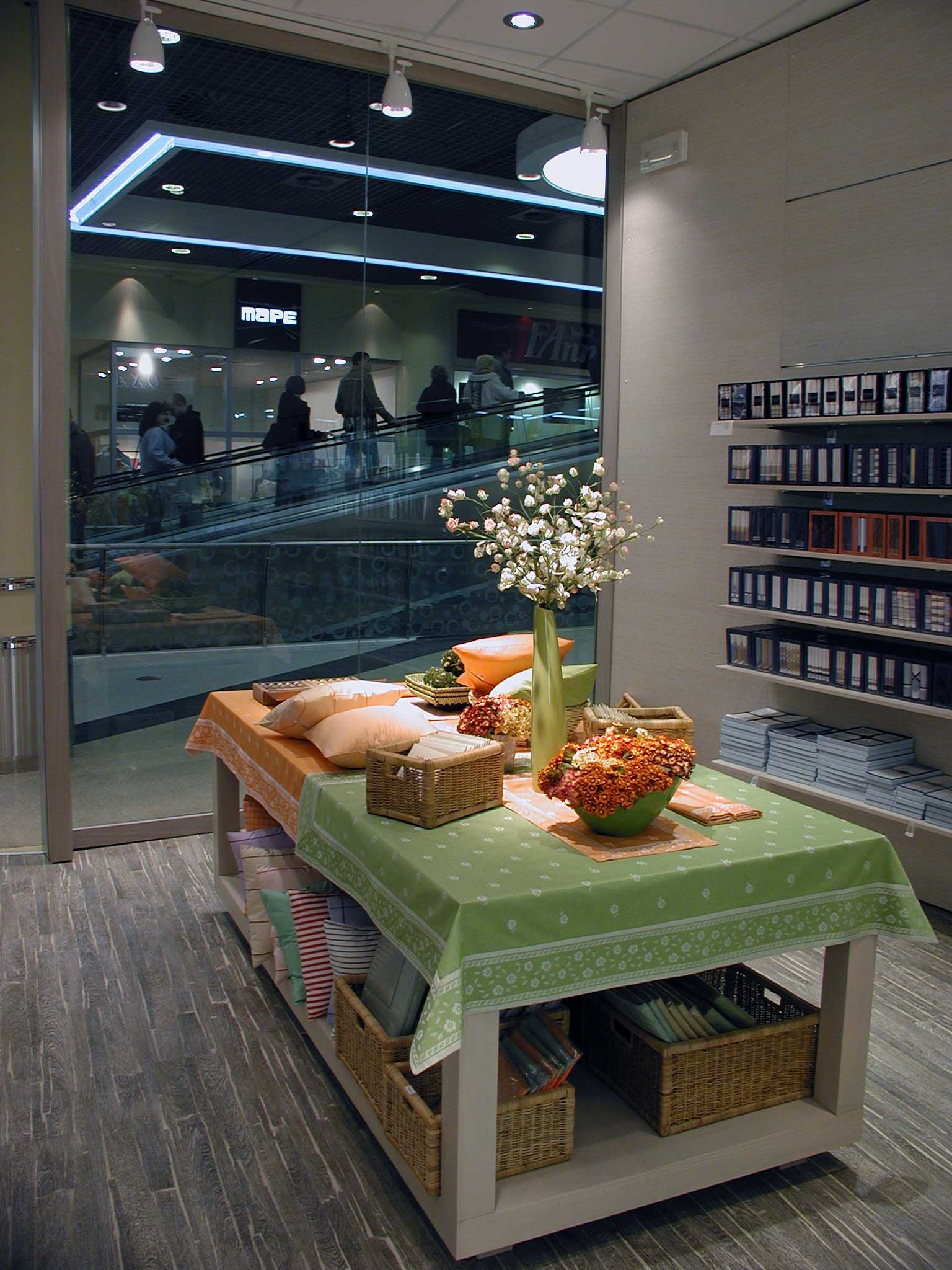 This is caption 1 <a href='#link'>Even with links!</a>