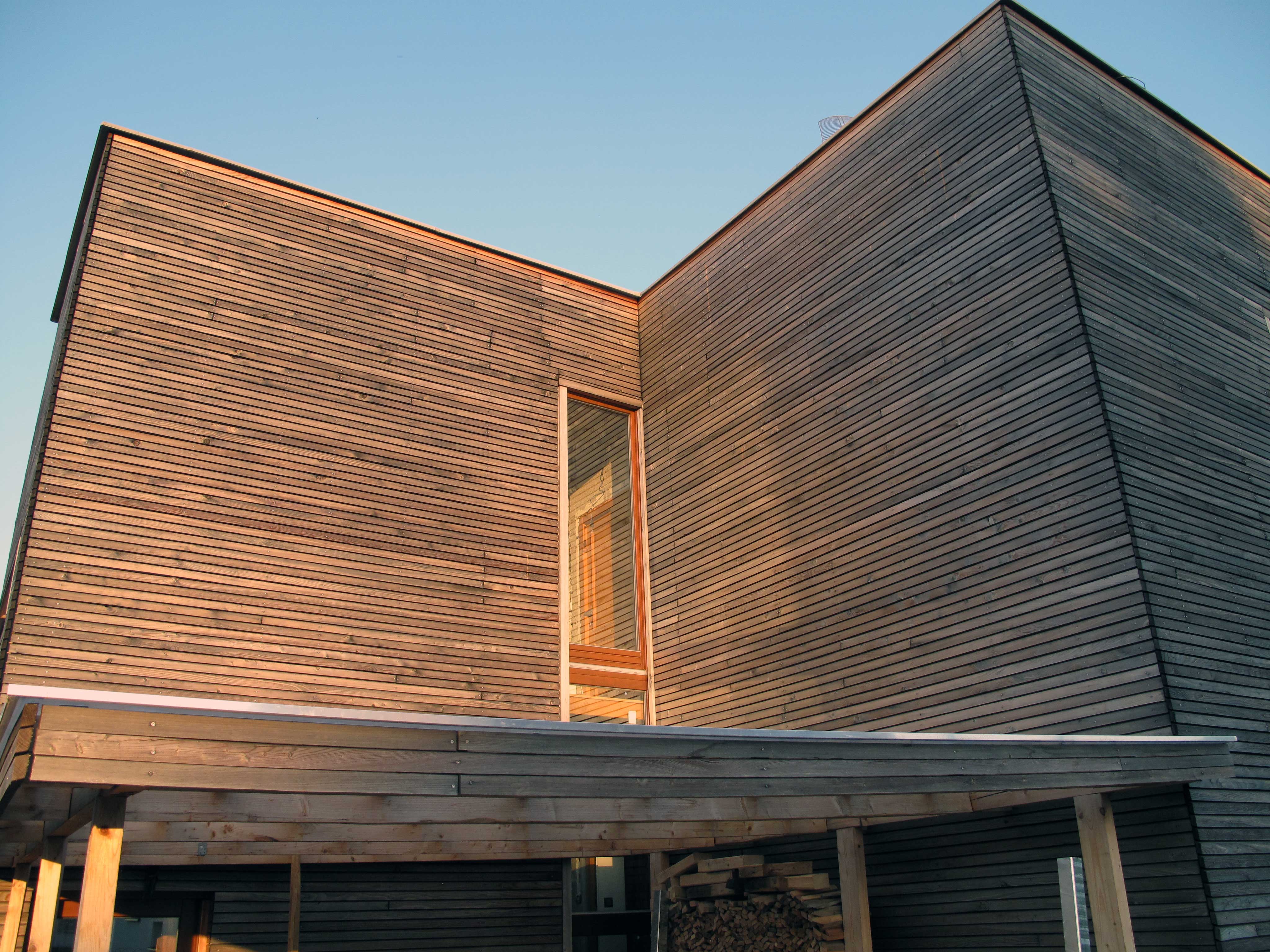 This is caption 1 <a href='#link'>Even with links!</a>