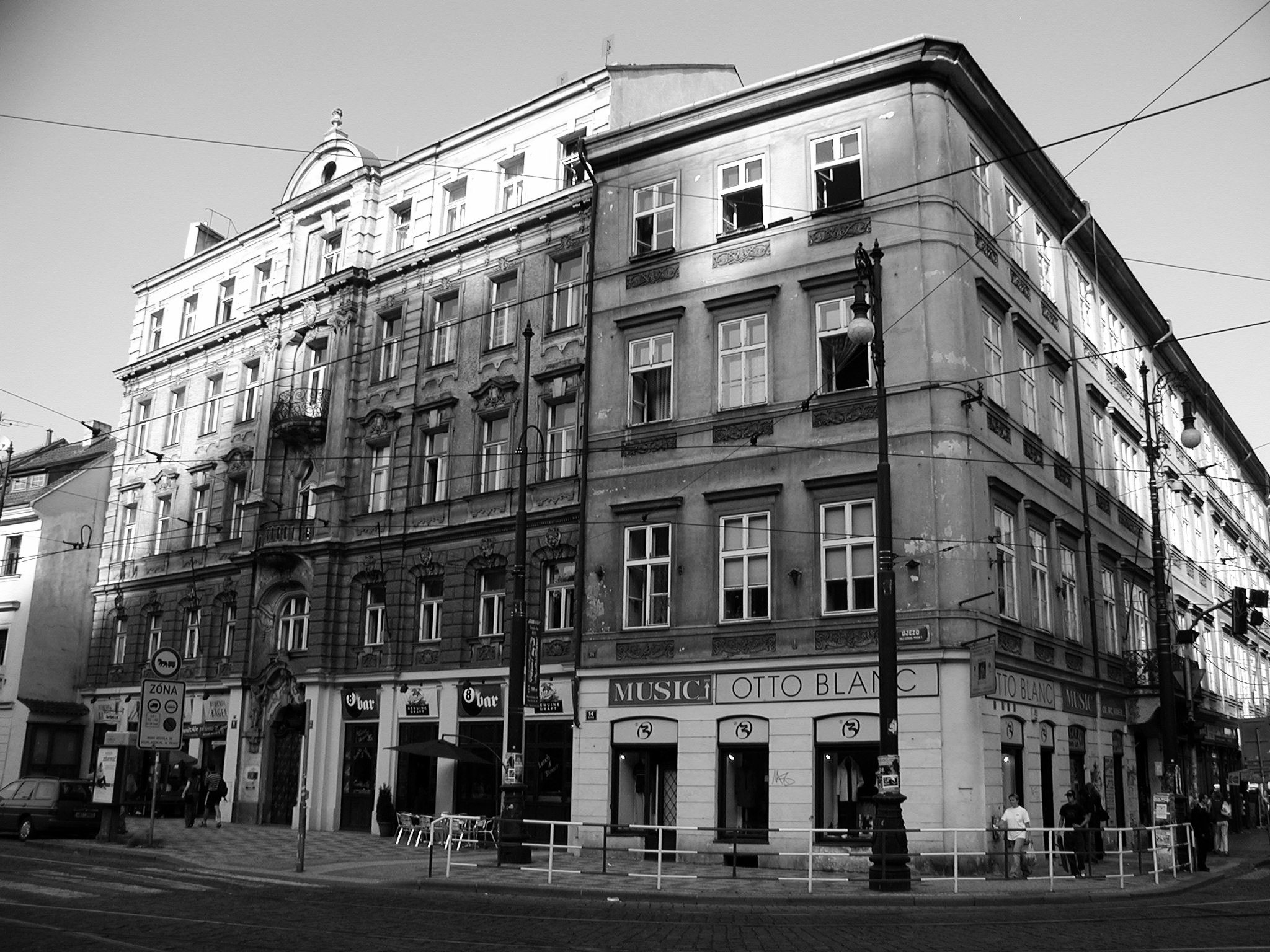 This is caption 1 <a href='#link'>Even with links!</a>