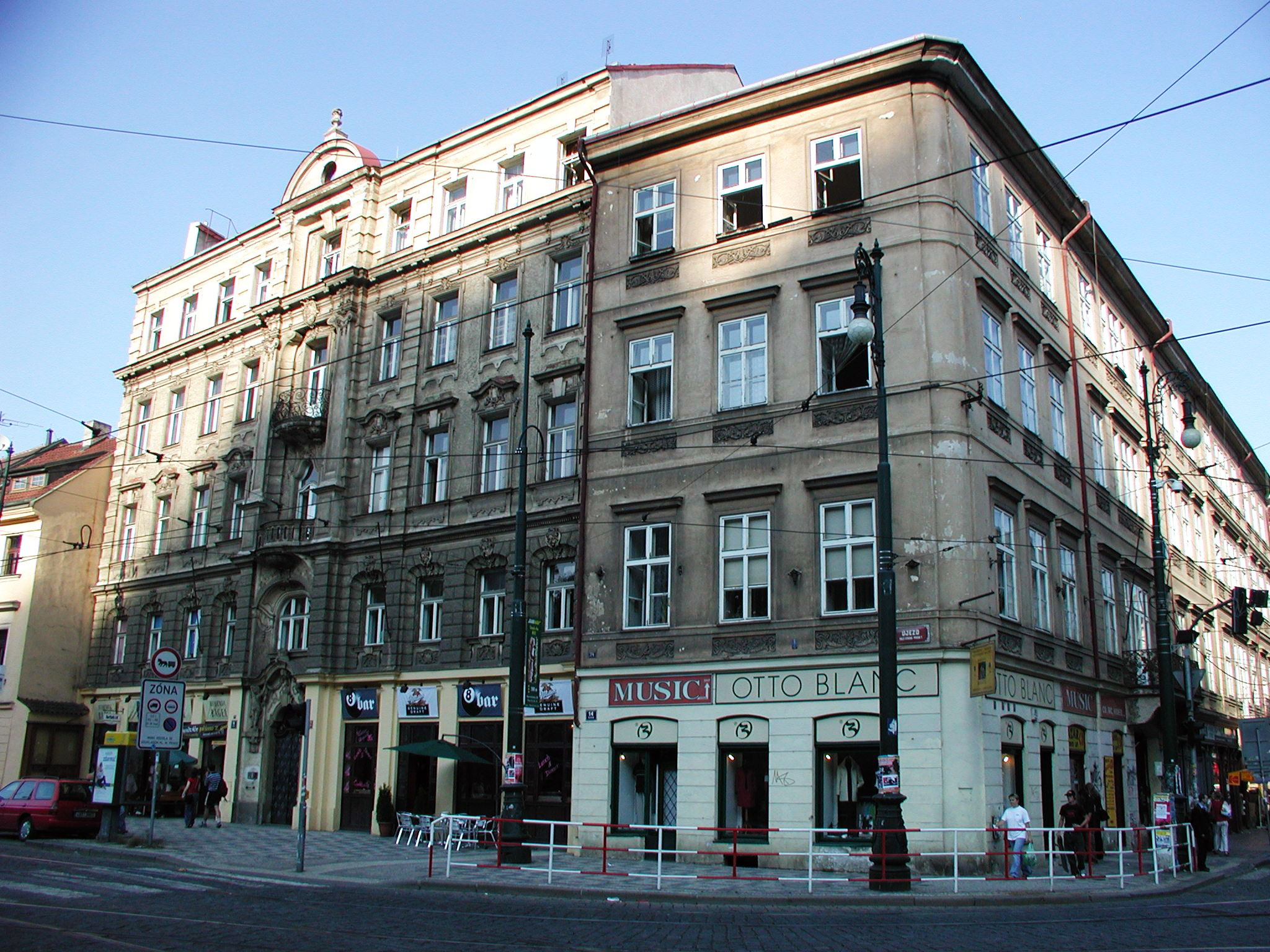 This is caption 1 <a href='#link'>Even with links!</a>