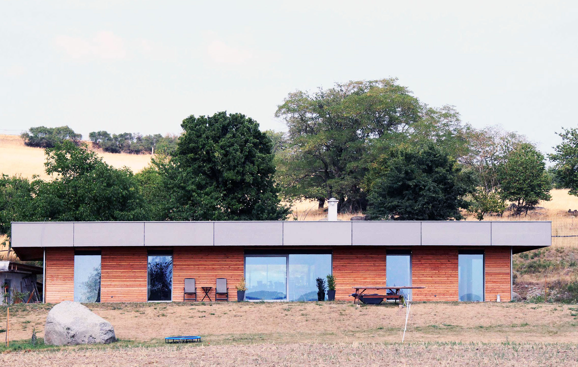 This is caption 1 <a href='#link'>Even with links!</a>