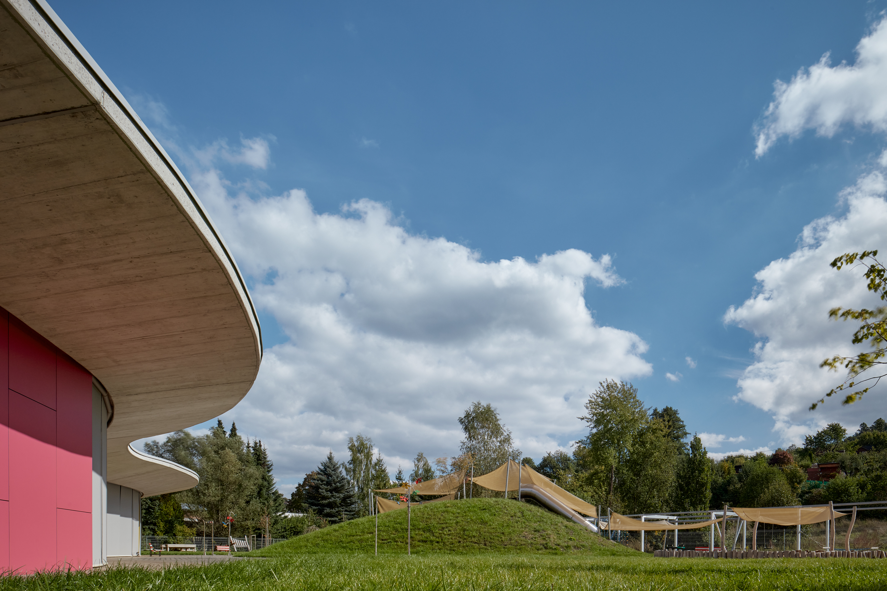 This is caption 1 <a href='#link'>Even with links!</a>