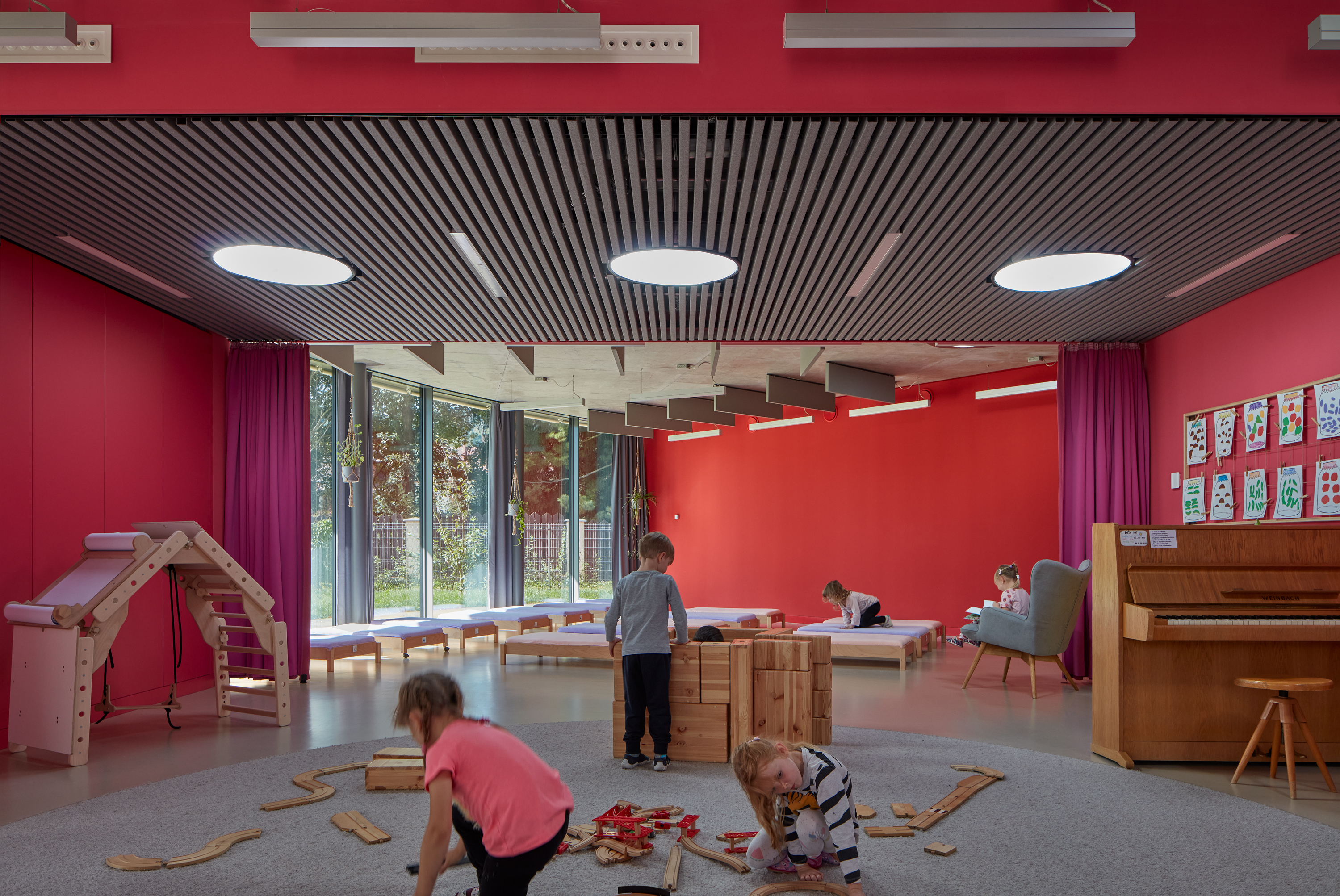 This is caption 1 <a href='#link'>Even with links!</a>